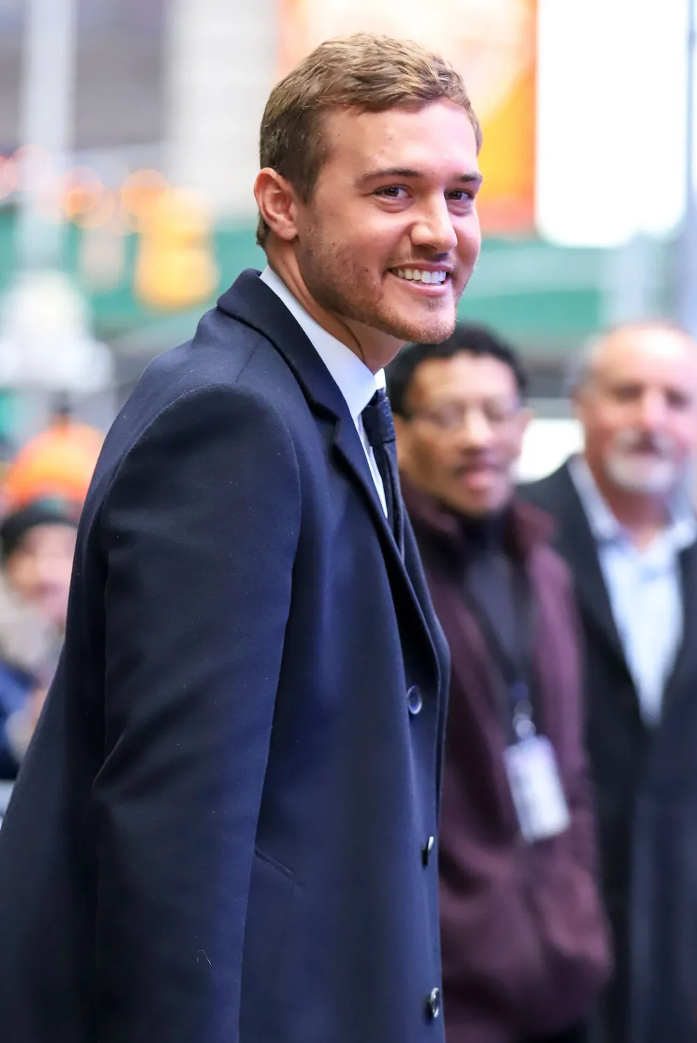 Bachelor Peter Weber: Producers Give a &lsquo;Sign&rsquo; If It&rsquo;s a &lsquo;Good Time to Kiss&rsquo;