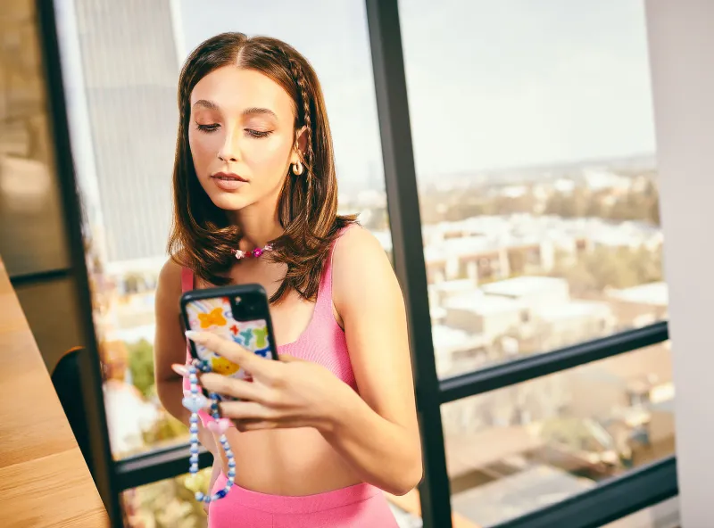 Emma Chamberlain: It’s Badass to be Mane Addicts’ Mane Muse