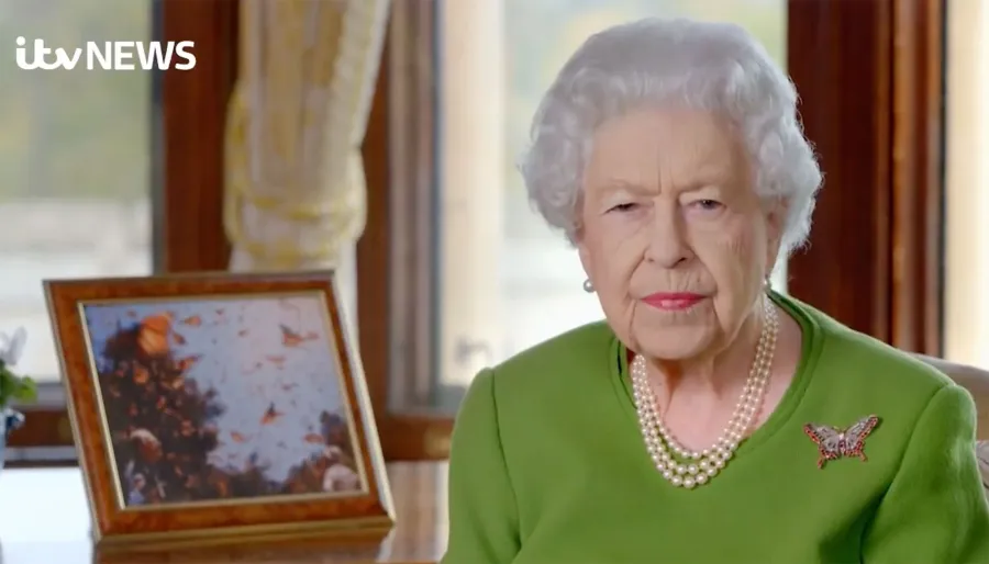 Queen Elizabeths fanciest barooches of all time