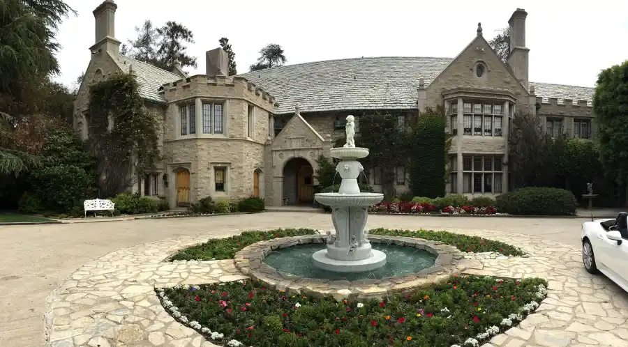 Rules of the Mansion Holly Madison Compares the Playboy Mansion to a Cult