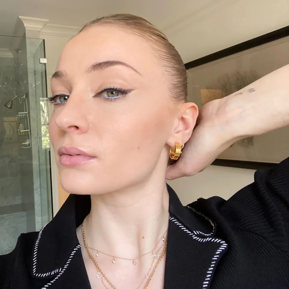Sophie Turner Debuts $TK &lsquo;Willa&rsquo; Diamond Necklace to Honor Her 1st Daughter