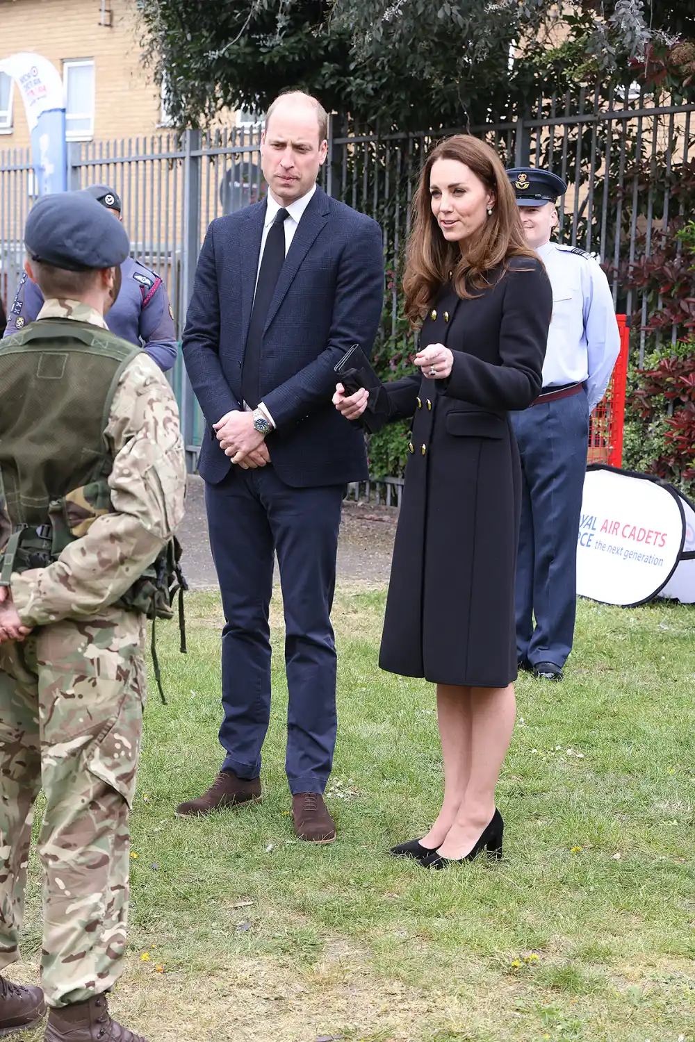 duchess-kate-middleton-suede-black-pumps