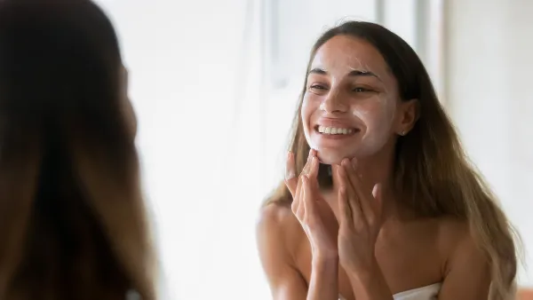 woman-cleansing-face