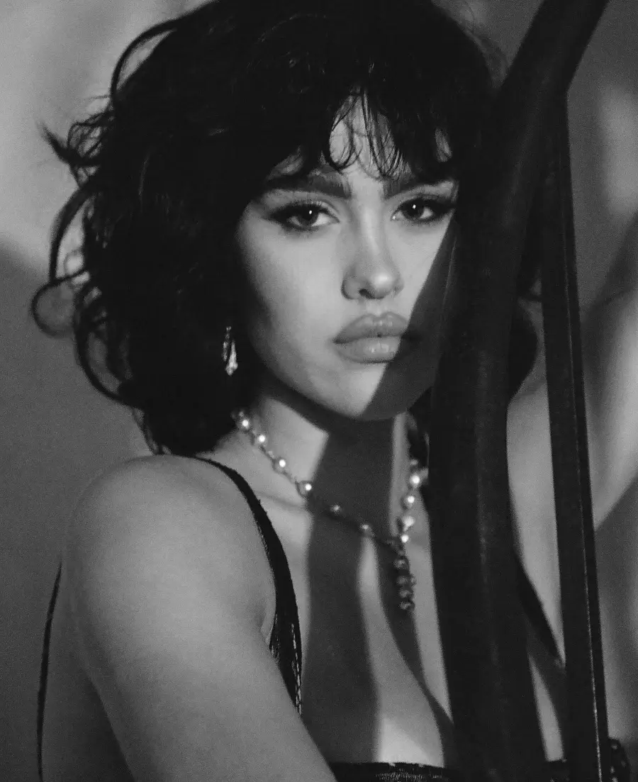 Total Twins! Amelia Gray Channels ‘90s Lisa Rinna in Vintage Photo Shoot