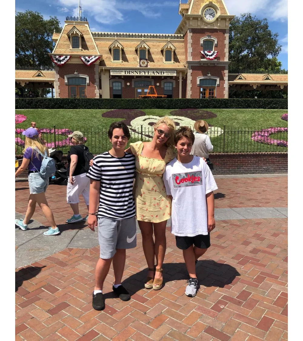 Britney Spears Reflects on Having Sons With Kevin Federline Very Young 3