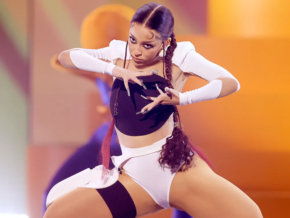 Doja Cat Futuristic Braid Graphic Makeup Won 2021 Billboard Music Awards