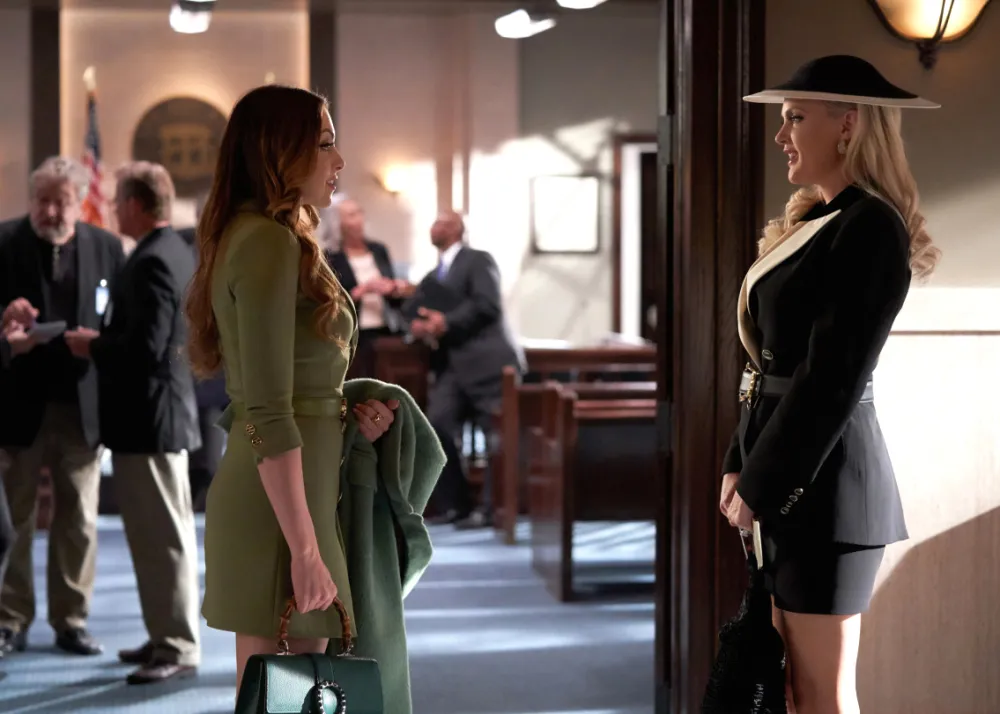 Dynasty&rsquo;s Elaine Hendrix: Elizabeth Gillies Friendship Is &lsquo;Lovefest&rsquo;