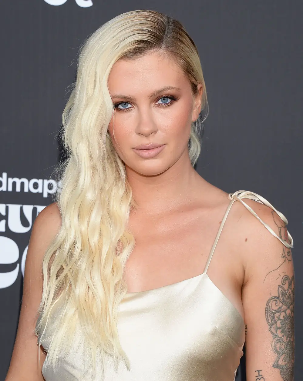 Ireland Baldwin: What&rsquo;s in My Bag?