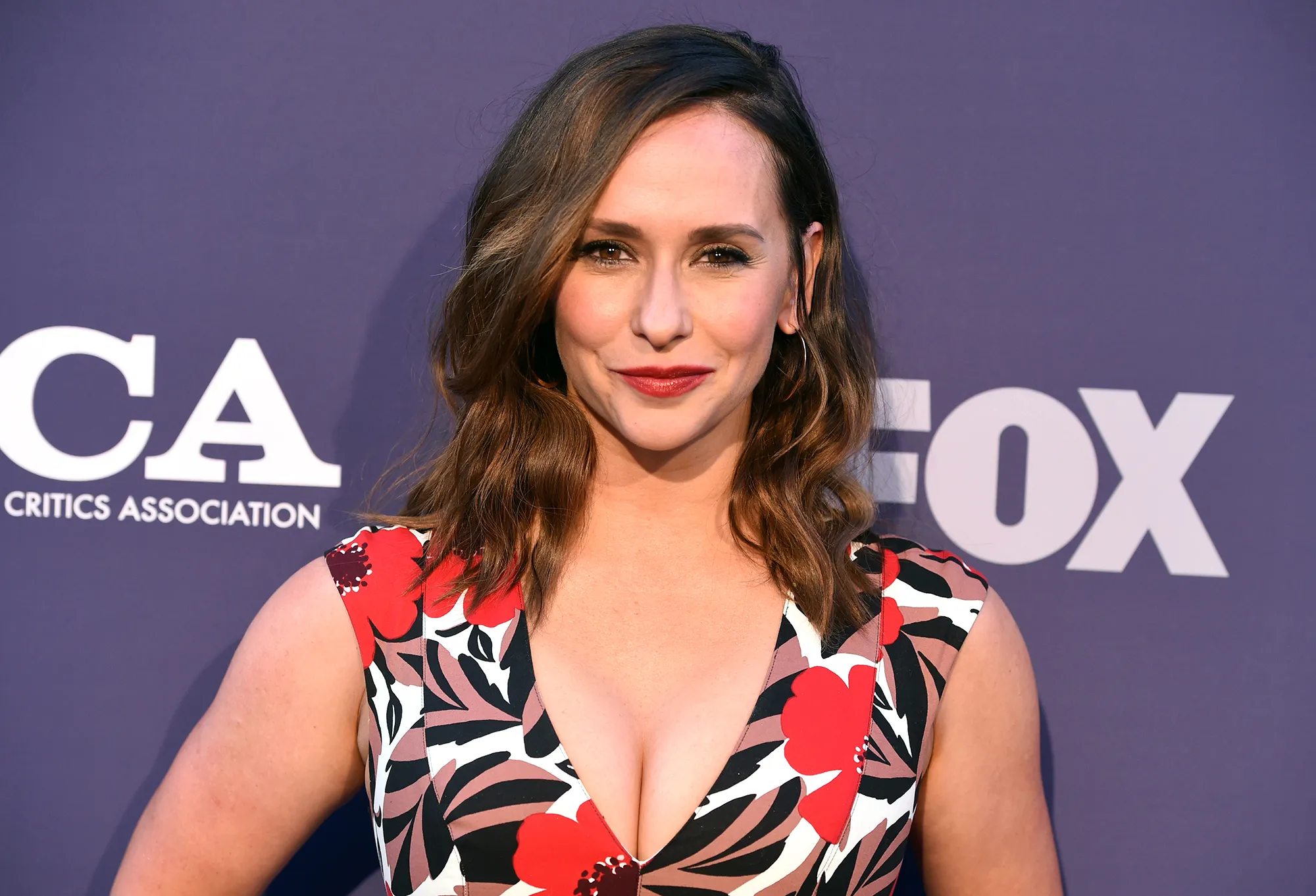 Jennifer Love Hewitt Shows Baby Bump Days After Announcing Pregnancy: 'Hot Bump Summer!'