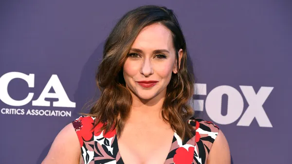 Jennifer Love Hewitt Shows Baby Bump Days After Announcing Pregnancy: 'Hot Bump Summer!'