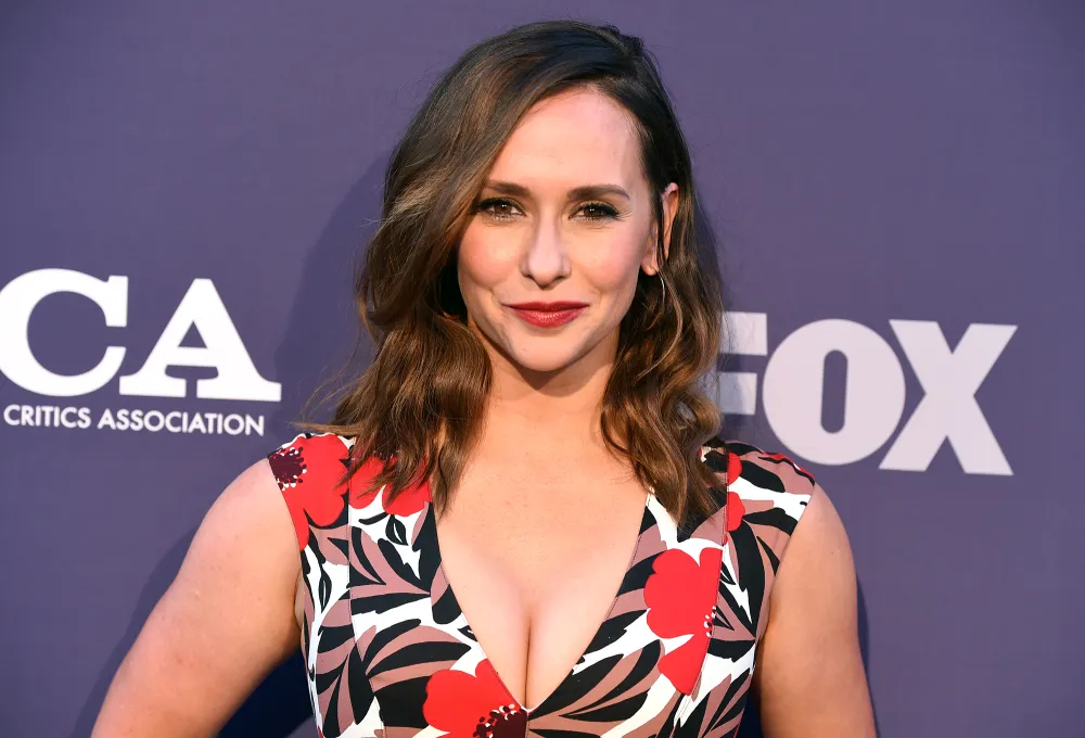 Jennifer Love Hewitt Shows Baby Bump Days After Announcing Pregnancy: 'Hot Bump Summer!'