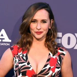 Jennifer Love Hewitt Shows Baby Bump Days After Announcing Pregnancy: 'Hot Bump Summer!'