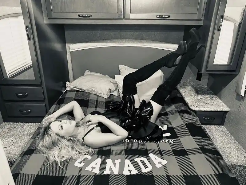 Must See: Kate Beckinsale’s Leather Lingerie Is too Much to Handle