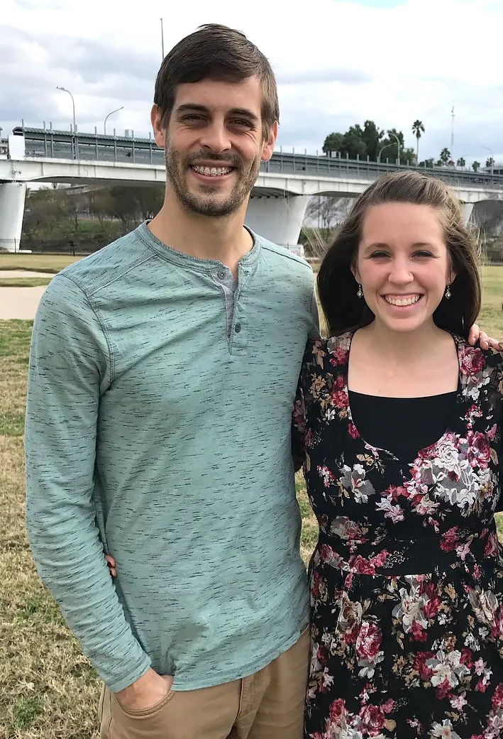 That Red Dress! Jill Duggar Celebrates Husband Derick Dillard&rsquo;s Law School Graduation