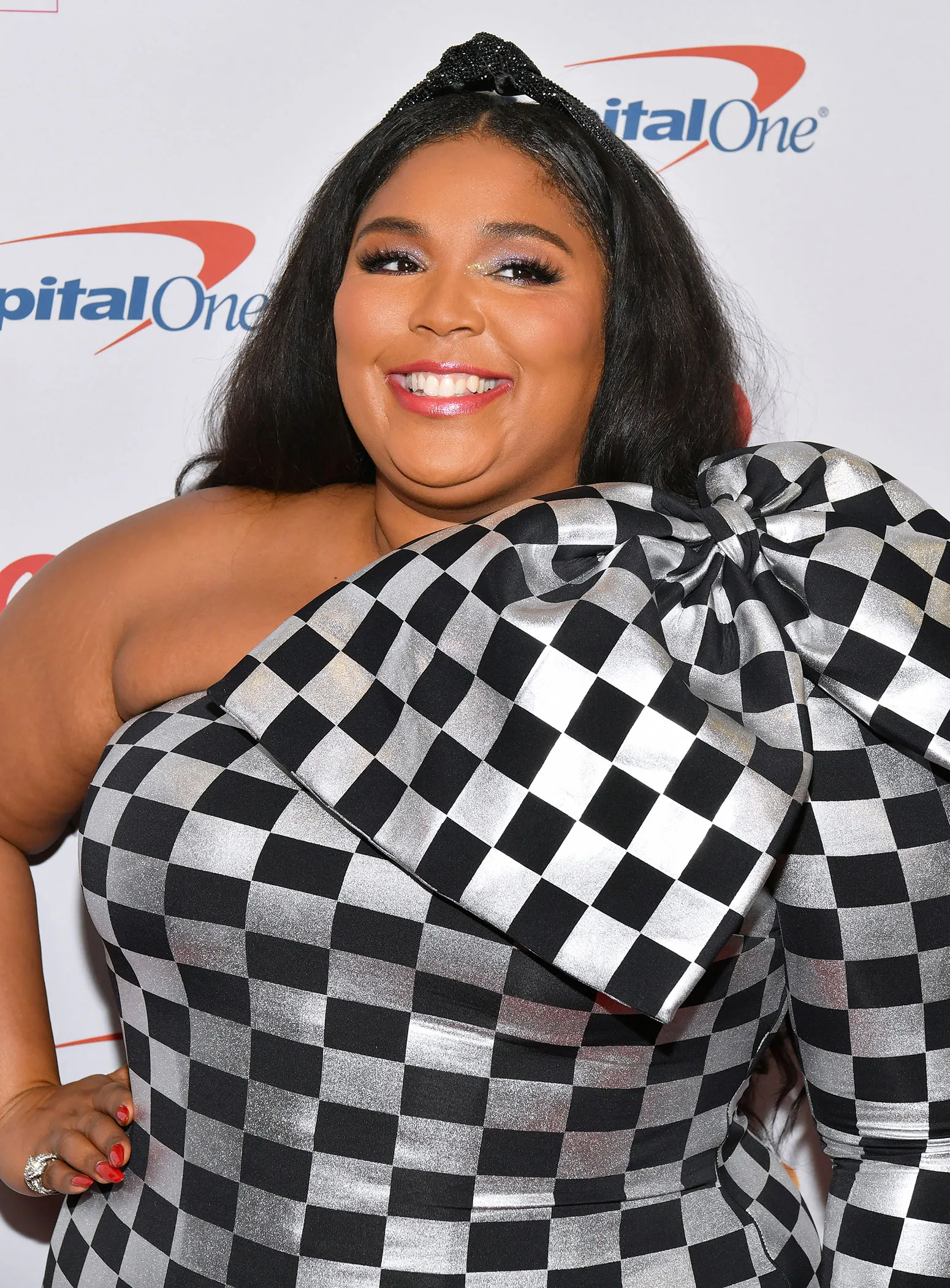 Fans Are Losing it Over Lizzo’s New Bleached Brows and Blonde Bob