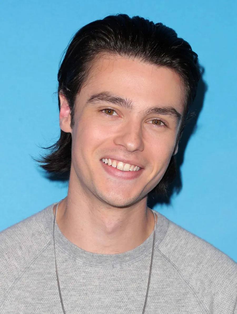 Ginny Georgia Cast Who They Are Dating Off Set