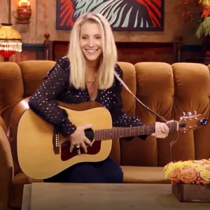 Lisa Kudrow Panicked Ahead Smelly Cat Performance Friends Reunion