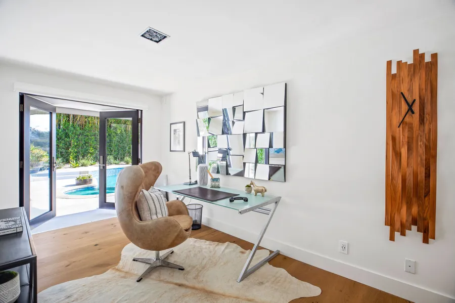 Look Inside Chrishell Stauses New Hollywood Hills Mansion Photos 