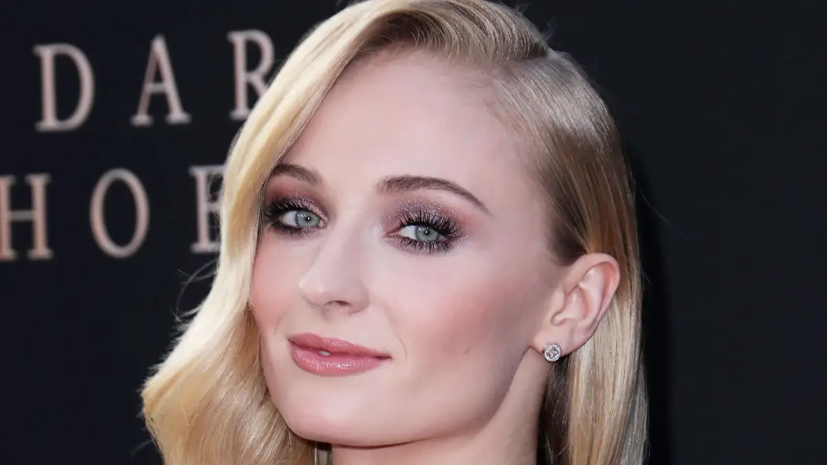 OMG! Sophie Turner Casually Dyed Her Hair Sansa Stark Red
