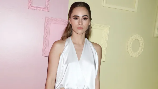 Suki Waterhouse Daisy Jones and the Six Learn Piano From Scratch