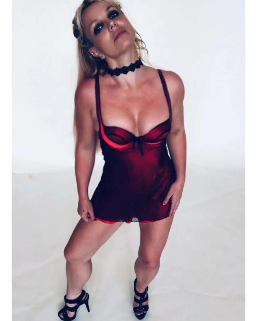 Britney Spears Sizzles Lacy Red Lingerie Pic