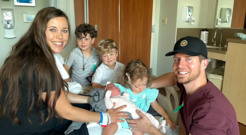 Counting On&rsquo;s Jessa Duggar&rsquo;s 3 Children Meet Newborn Sister Fern: Video