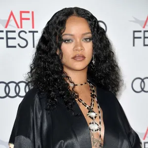 How Score Sample Rihannas Sensual Fenty Perfume Before It Drops
