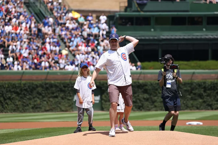 Jason Sudeikis Throws 1st Pitch Cubs Game With Help From His Kids Pics