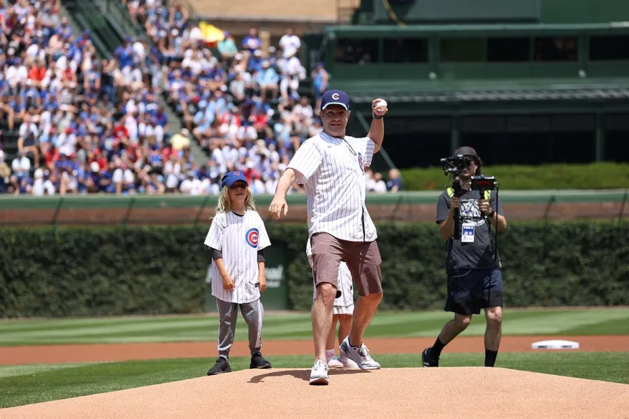 Jason Sudeikis Throws 1st Pitch Cubs Game With Help From His Kids Pics