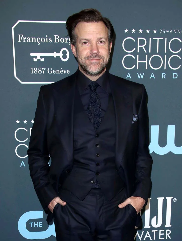 Jason Sudeikis Throws 1st Pitch Cubs Game With Help From His Kids Pics
