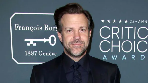 Jason Sudeikis Throws 1st Pitch Cubs Game With Help From His Kids Pics