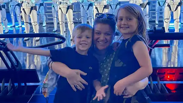 Kelly Clarkson Shares Rare Photo With 2 Kids During Disney World Visit