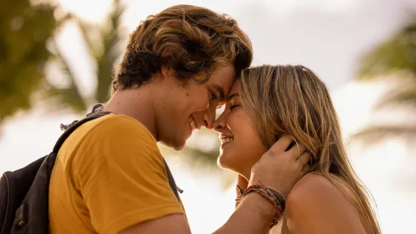 Outer Banks Season 2 Chase Stokes and Madelyn Cline