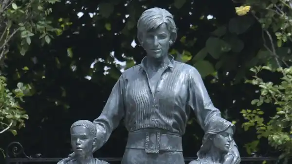 Princess Diana Statue Engraved With a Poem 2