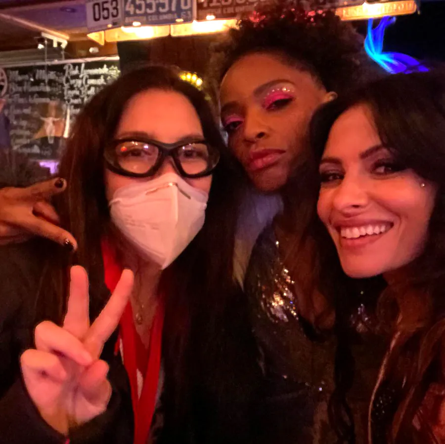 Friends IRL! The Best Behind-the-Scenes Snaps of the ‘Sex/Life’ Cast