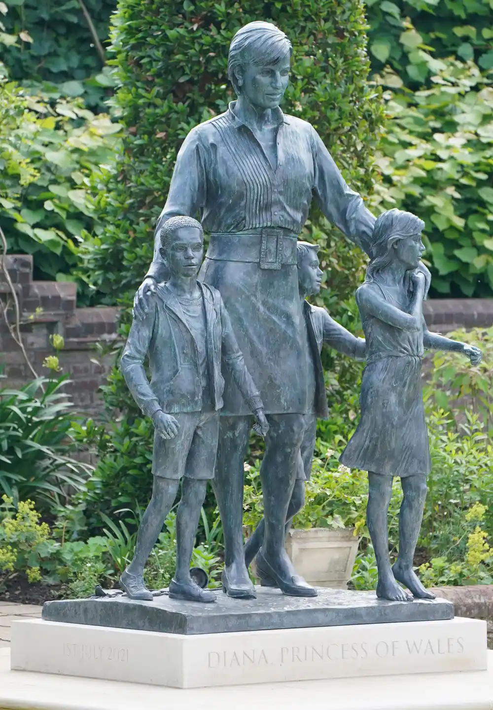 The Meaningful Outfit That Inspired Princess Diana&rsquo;s Statue