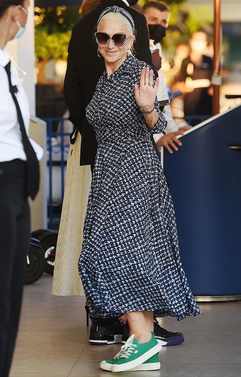 helen-mirren-france-cariuma-sneakers-green