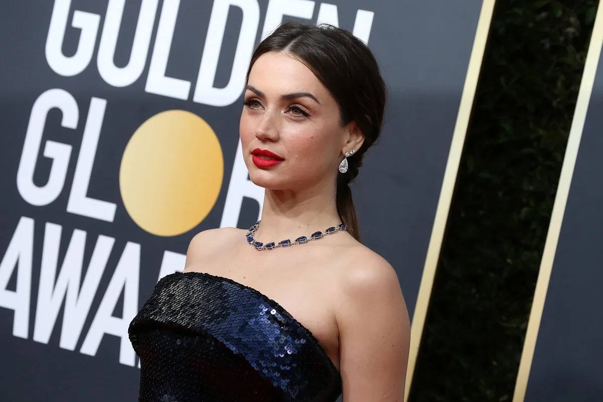 Ana-de-Armas-Loves-This-Lip-Balm-So-Much-She-Even-Uses-it-On-her-Cheeks-001