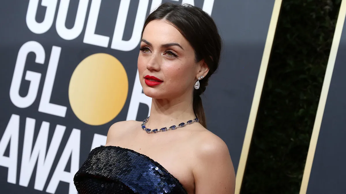 Ana-de-Armas-Loves-This-Lip-Balm-So-Much-She-Even-Uses-it-On-her-Cheeks-001