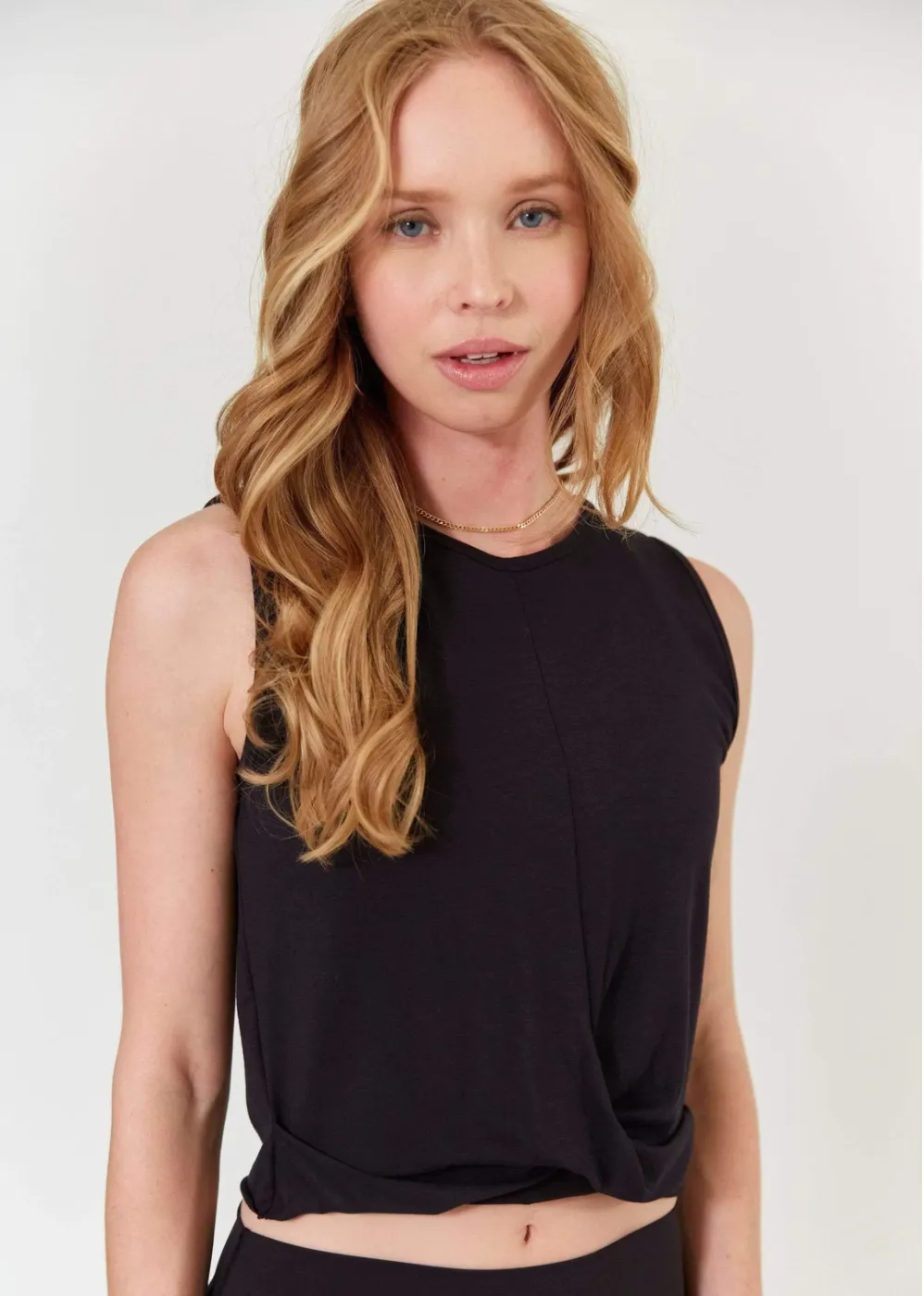 Gabby Twist Tank &ndash; Black
