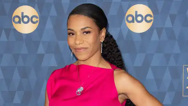 Greys Anatomy Kelly McCreary Pregnant Expecting 1st Child With Husband Pete Chatmon Pink Dress