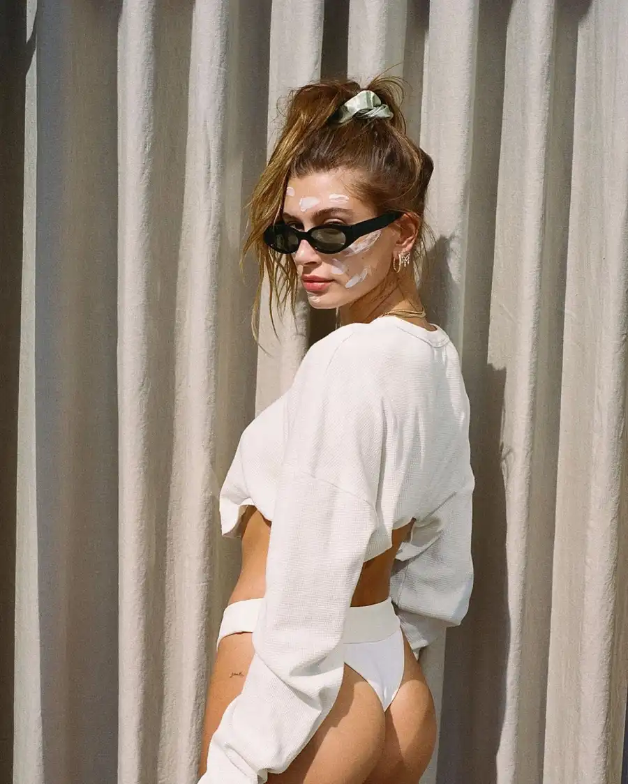 Hailey Baldwin Rocking Face Mask Messy Bun Sweats Is Too Relatable Hailey Bieber