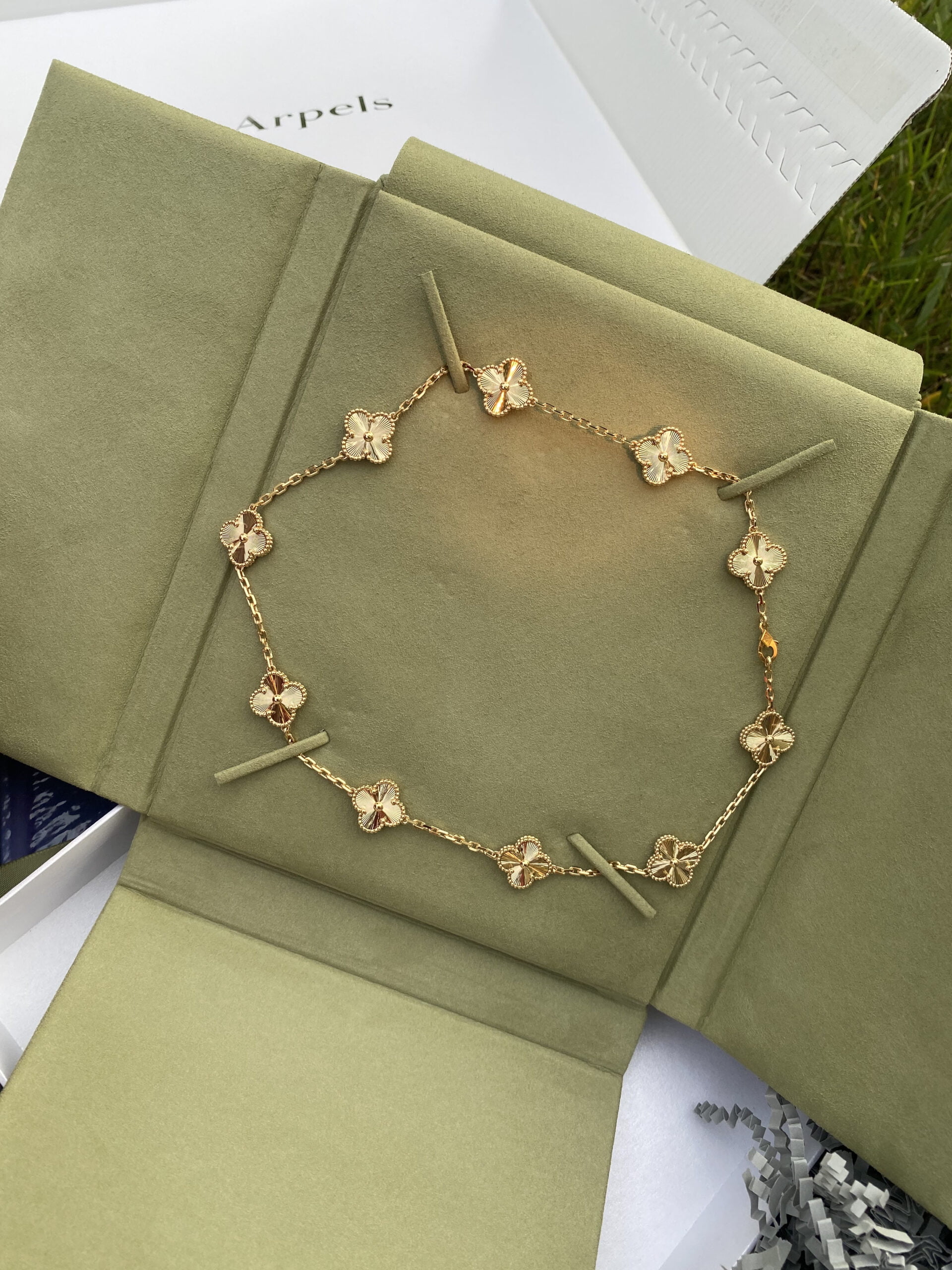 VCA Guilloche in white gold ,Van Cleef &amp; Arpels 10 Motif Guilloche White Gold