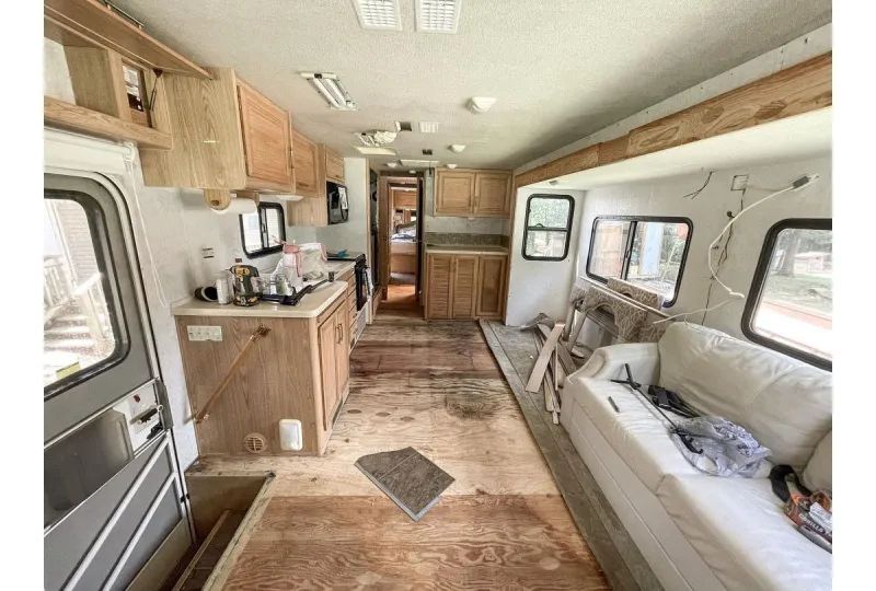 Joy-Anna Duggar and Austin Forsyth Renovate 2001 RV 4