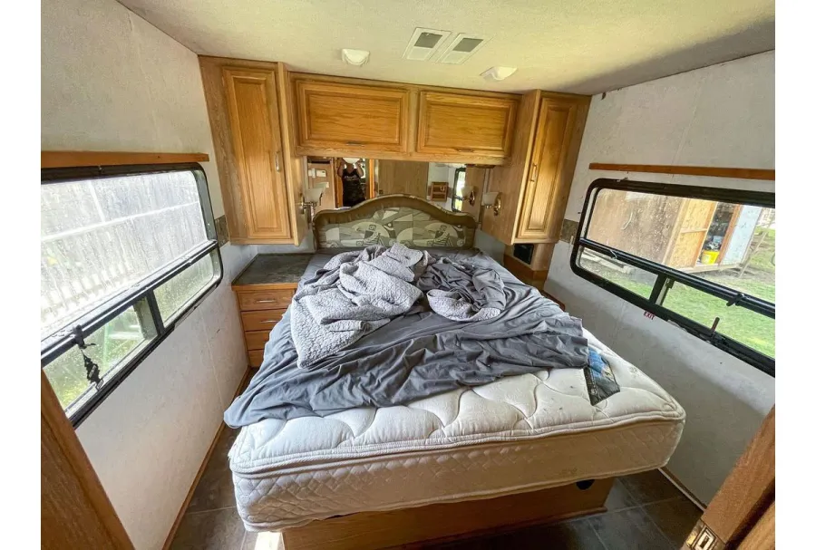 Joy-Anna Duggar and Austin Forsyth Renovate 2001 RV 6