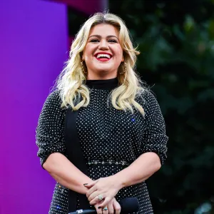 Kelly Clarkson Takes Las Vegas Girls' Trip Amid Divorce: 'I Dare You to Have a Better Time Than Me'