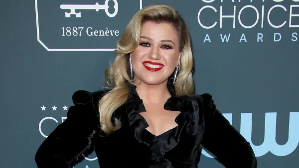Kelly Clarkson Wins Red Robin Spiciest Moment Red Lipstick Black Dress