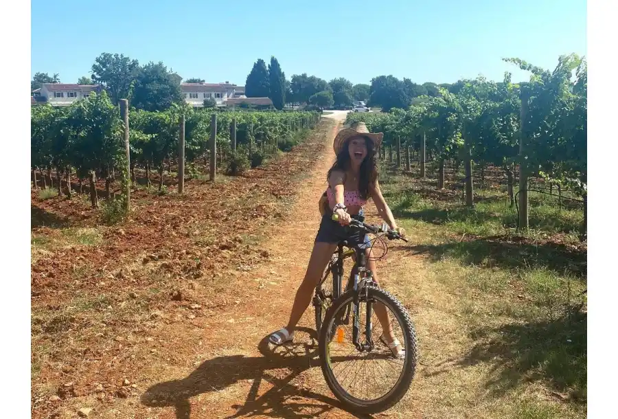 Phoebe Dynevor Giddy on Croatian Getaway Amid Pete Davidson Split 2 Sabrina Bartlett