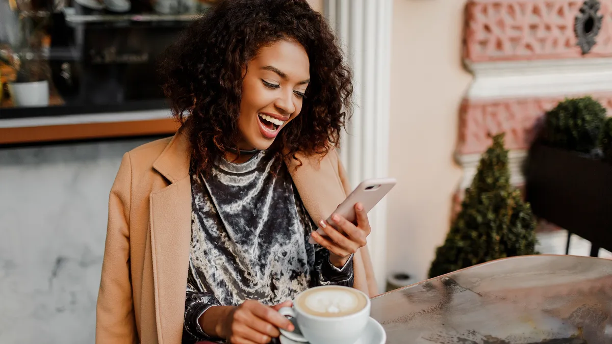 fall-fashion-woman-cafe