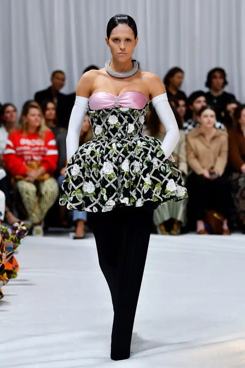 Amelia Gray Hamlin Looks Unrecognizable After Her Bleaching Eyebrow for London Fashion Week